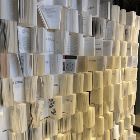 Wand met opengeslagen boeken