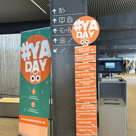 Banner en wegwijzer op YA-day