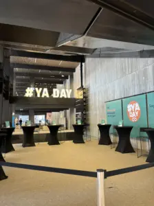 Signeertafels en lichtletters YA-day