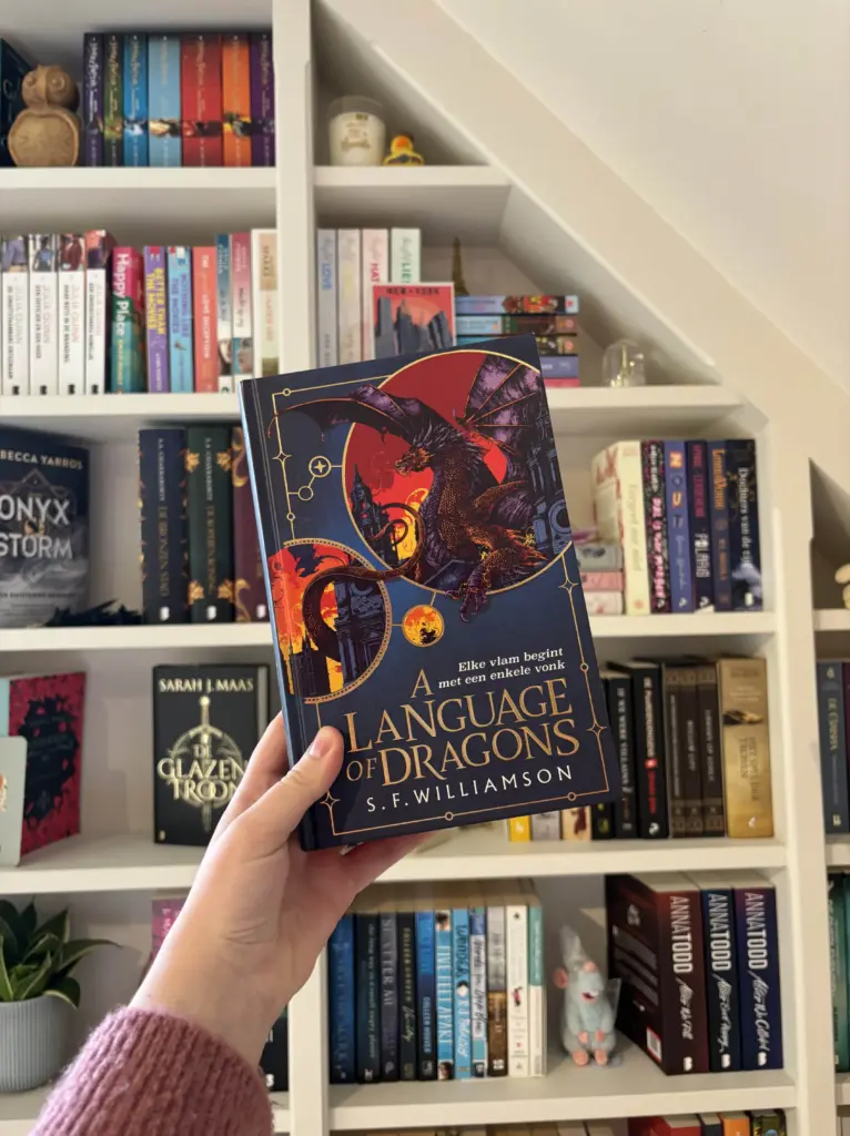 Cover van 'A language of dragons' van S.F. Williamson voor de boekenkast