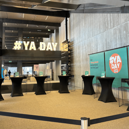 Signeertafels en lichtletters YA-day