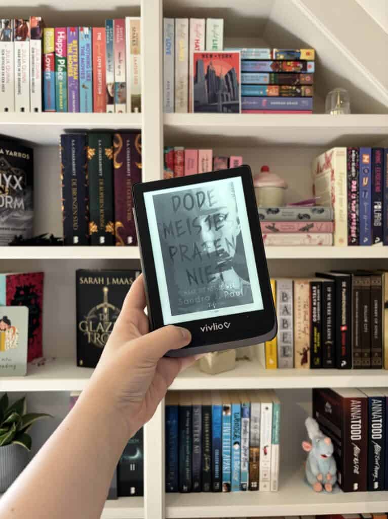 Cover van 'Dode meisjes praten niet' van Sandra J. Paul op de e-reader voor de boekenkast