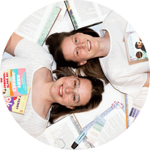 Soetkin & Kiara van YAay omringd door boeken