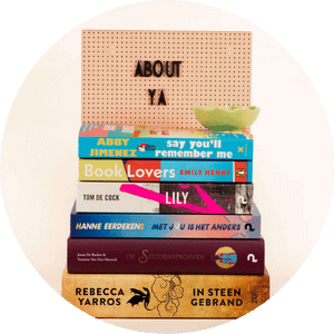 Young-Adult boeken op een stapel boeken met een letterbord 'About YA'