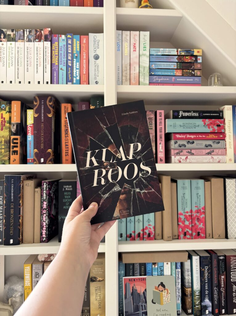 Foto van het boek 'Klapros' van Linda Volders voor een boekenkast.