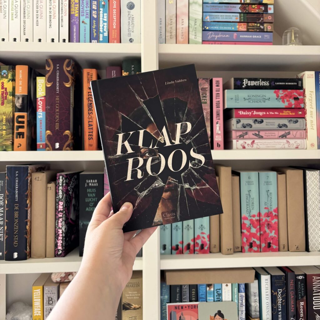 Foto van het boek 'Klapros' van Linda Volders voor een boekenkast.