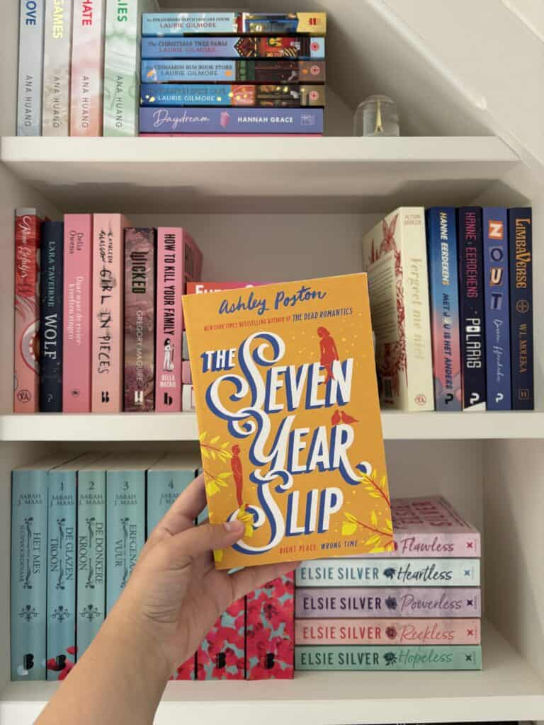 Het boek 'the seven year slip' van Ashley Poston voor een boekenkast