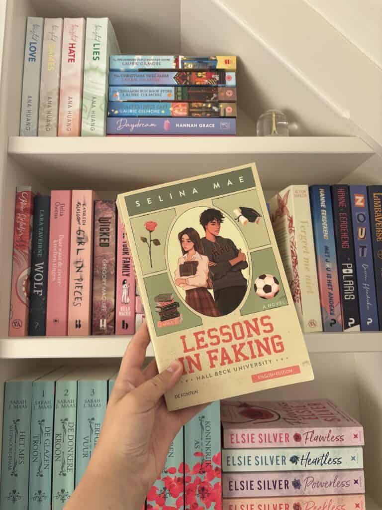 Het boek 'Lessons in faking' van Selina Mae voor een boekenkast