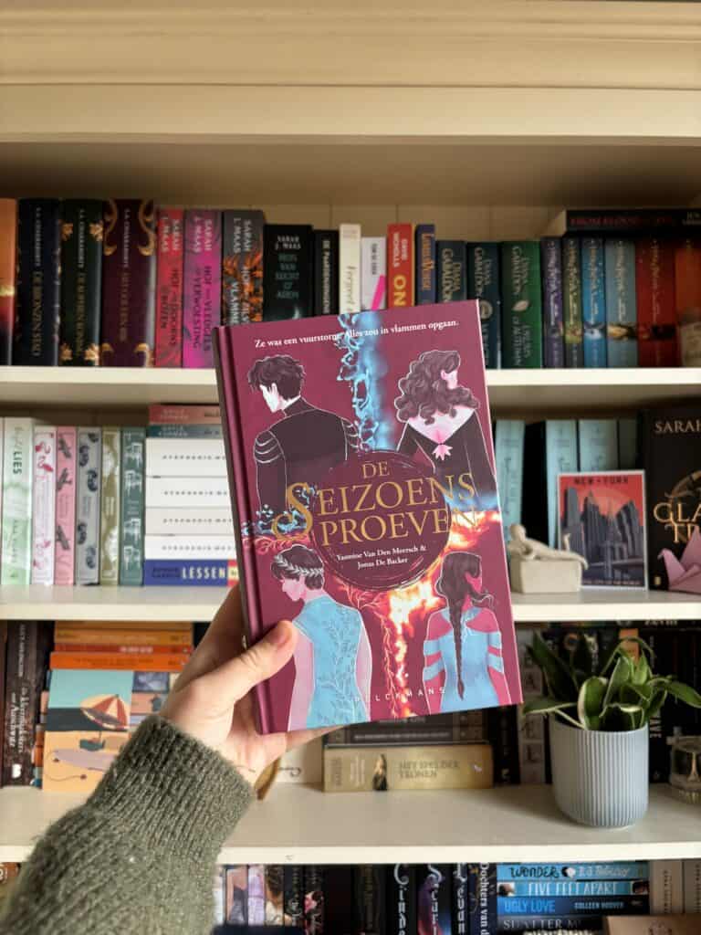 Het boek 'de seizoensproeven' voor een boekenkast