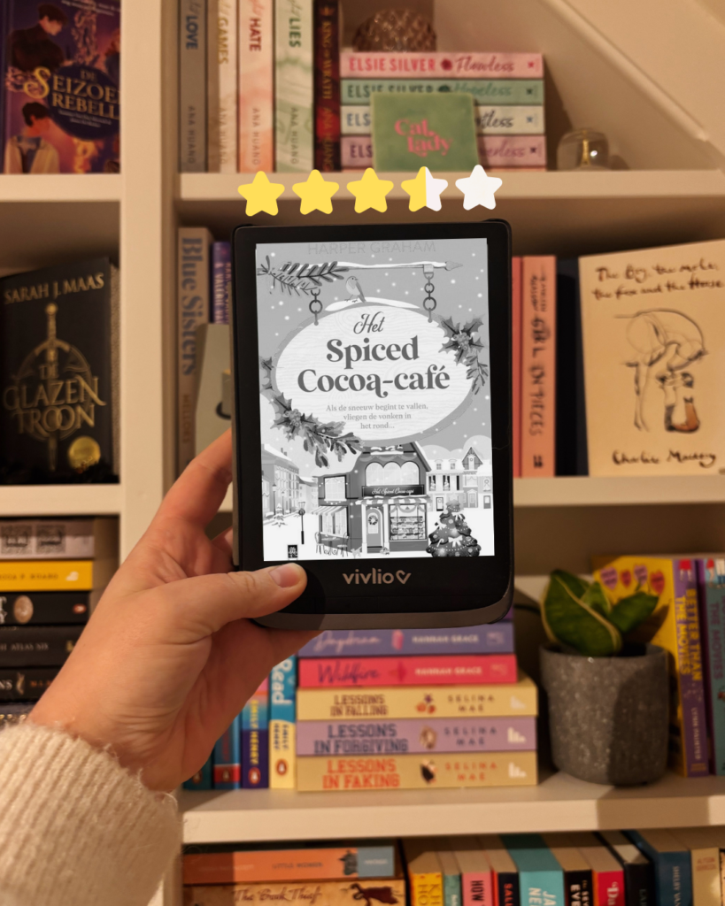 Het boek 'het spiced cocoa café' van Harper Graham op een e-reader voor een boekenkast