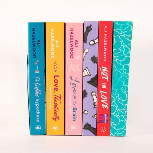 Rij boeken van Ali Hazelwood