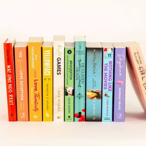 Rij boeken in de kleuren van de regenboog