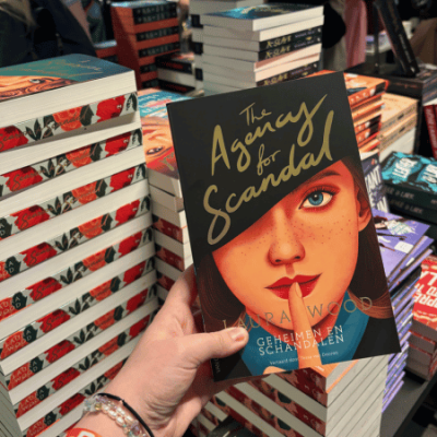 Boek 'The Agency for Scandal' van Laura Wood voor boekenstapels