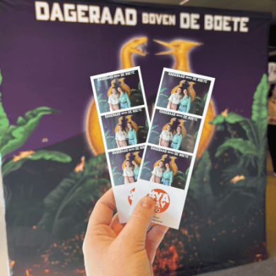 Foto's uit de photobooth op YA-day van Soetkin & Kiara voor een achtergrond van 'Dageraad boven de boete'