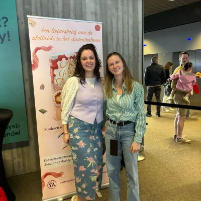 Kiara van YAay! met Audrey Adelin voor de banner van 'Kleine gelukjes'