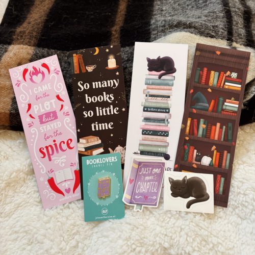 4 bladwijzers met twee stickers en een pin