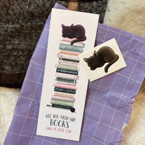 Een bladwijzer met een kat op en een sticker met een kat