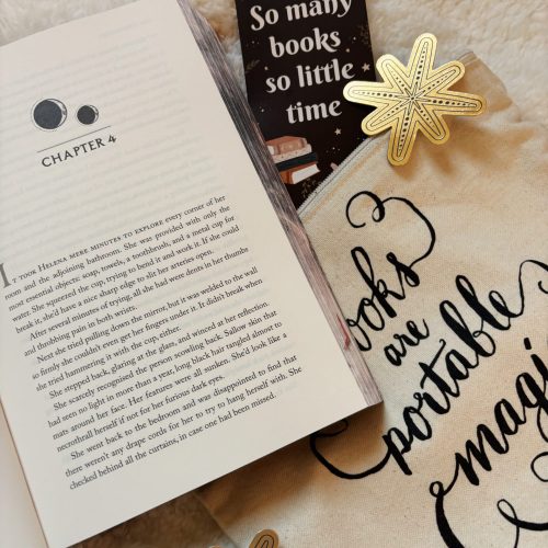 Het boek 'Alchemised' ligt open met een bladwijzer waarop staat 'So many books, so little time'