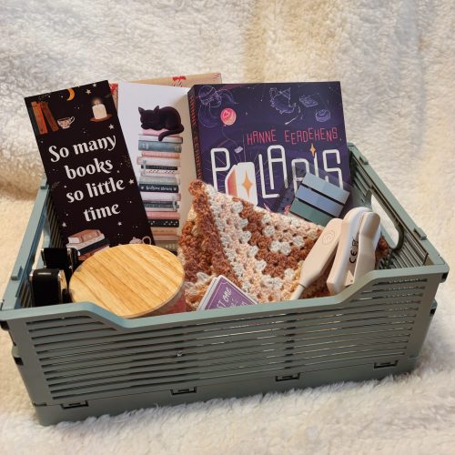 Een book basket met allemaal bookish cadeautjes in