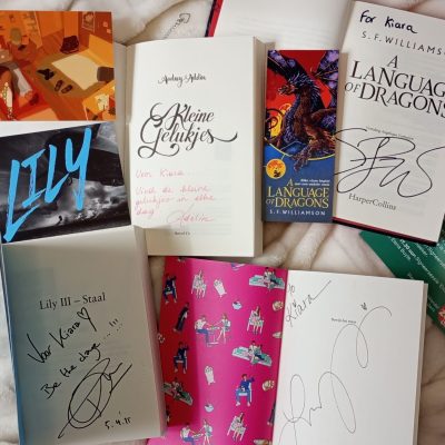 Opengeslagen boeken van YA-day met handtekeningen van de auteurs