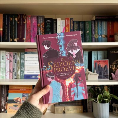 Het boek 'de seizoensproeven' voor een boekenkast