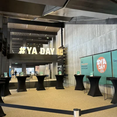 Signeertafels en lichtletters YA-day