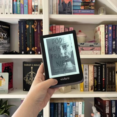 Cover van 'Dode meisjes praten niet' van Sandra J. Paul op de e-reader voor de boekenkast