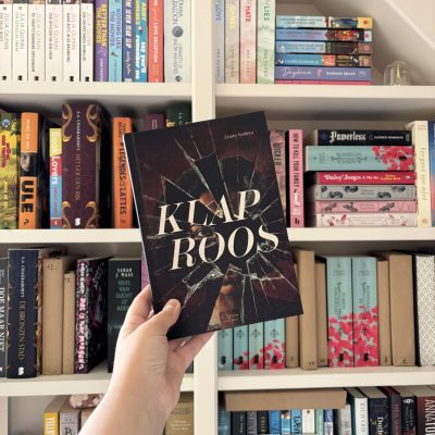 Foto van het boek 'Klapros' van Linda Volders voor een boekenkast.