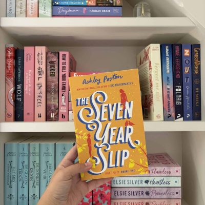 Het boek 'the seven year slip' van Ashley Poston voor een boekenkast